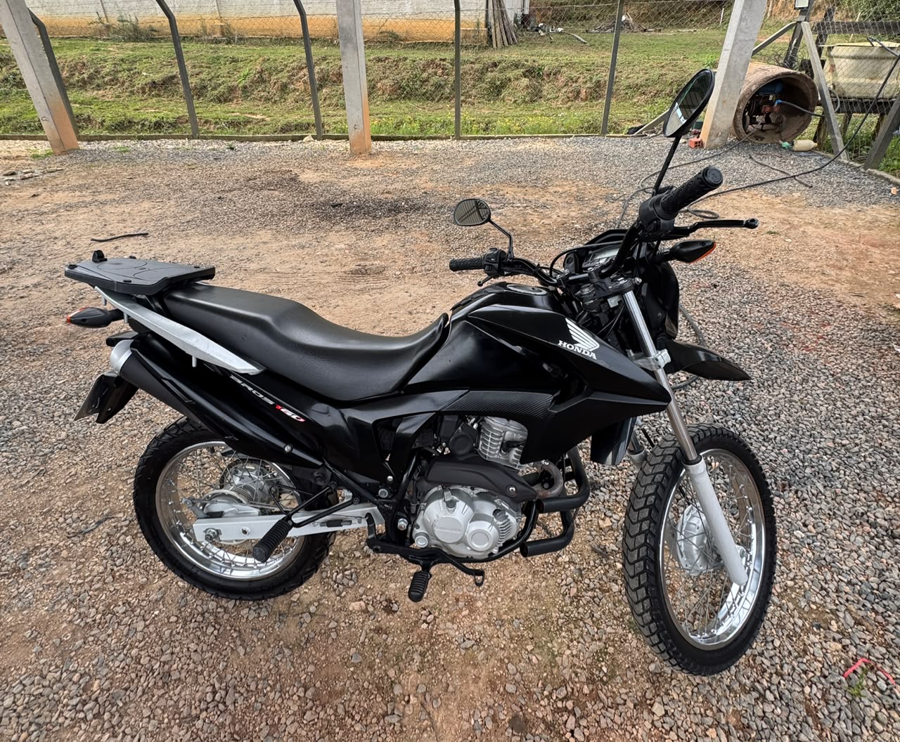 Moto Honda Bros 160 preta, prêmio da cota premiada